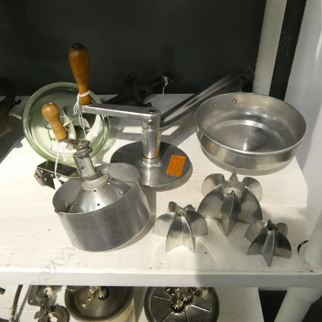 1506/2004/1582  3 VINTAGE HAND OPERATED JUICE EXTRACTORS 280MM TALLEST Image 1++