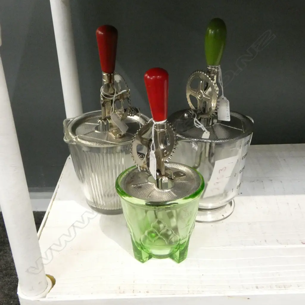 (2953/3053/2406) 3 VINTAGE HAND HELD ROTARY BEATERS ON GLASS MEASURES H.300mm Image 1++