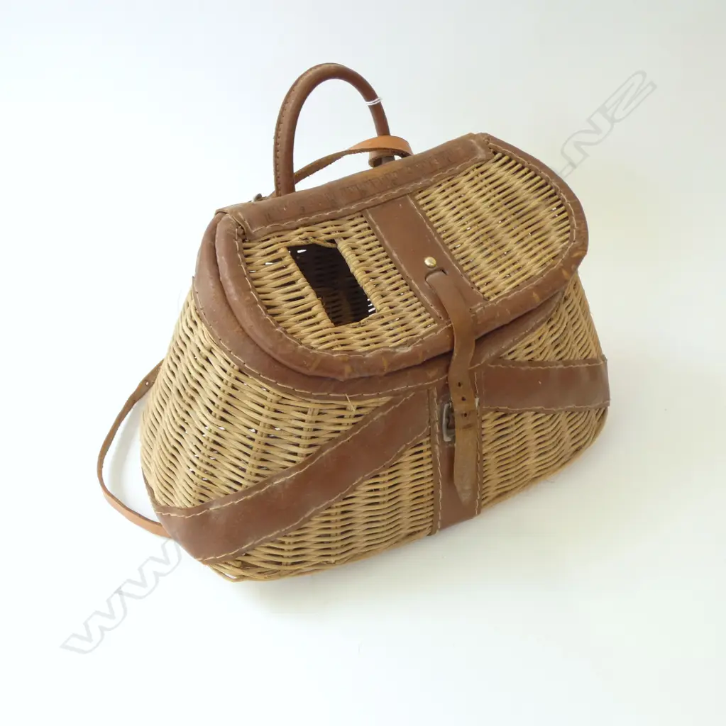 VINTAGE LEATHER & WICKER FISHING CREEL L370MM Image 1++
