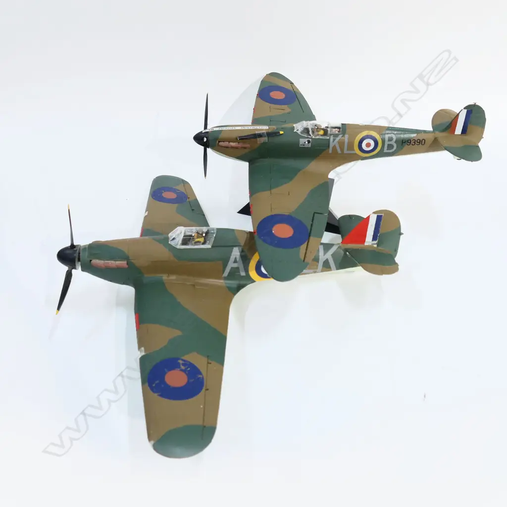 2 MODEL WWII PLANES; HAWKER HURRICANE & SUPERMARINE SPITFIRE 470x380x165mm 1 propeller af Image 1++