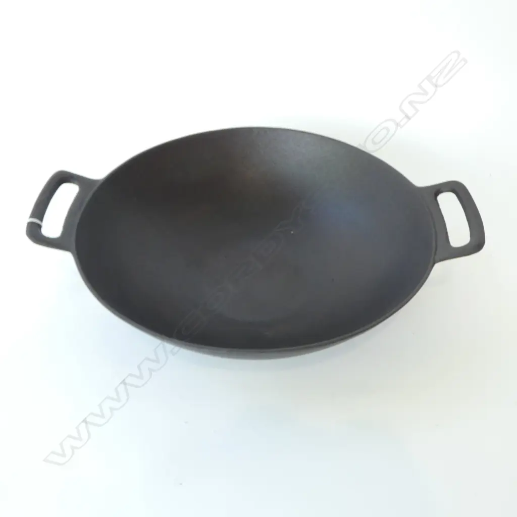 CAST IRON WOK 365mm dia Image 1++