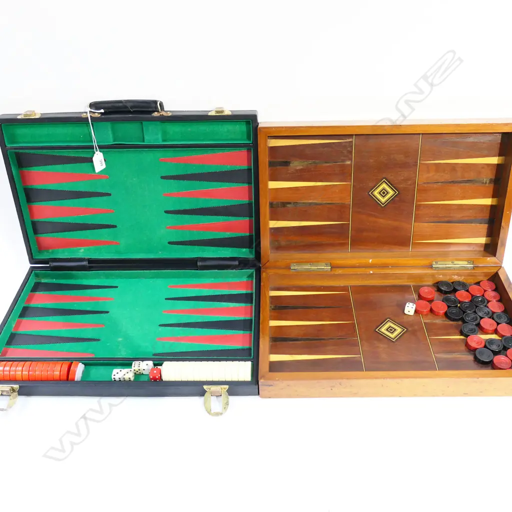 WOODEN CHESS BOARD, CASED BACKGAMMON SET Image 1++