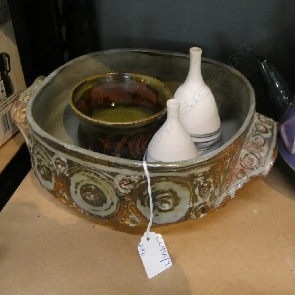 2 PCES JOHN LAWRENCE; CASSEROLE W.260mm & VASE + 2 MARGARET RADFORD VASES H.120mm Image 1++
