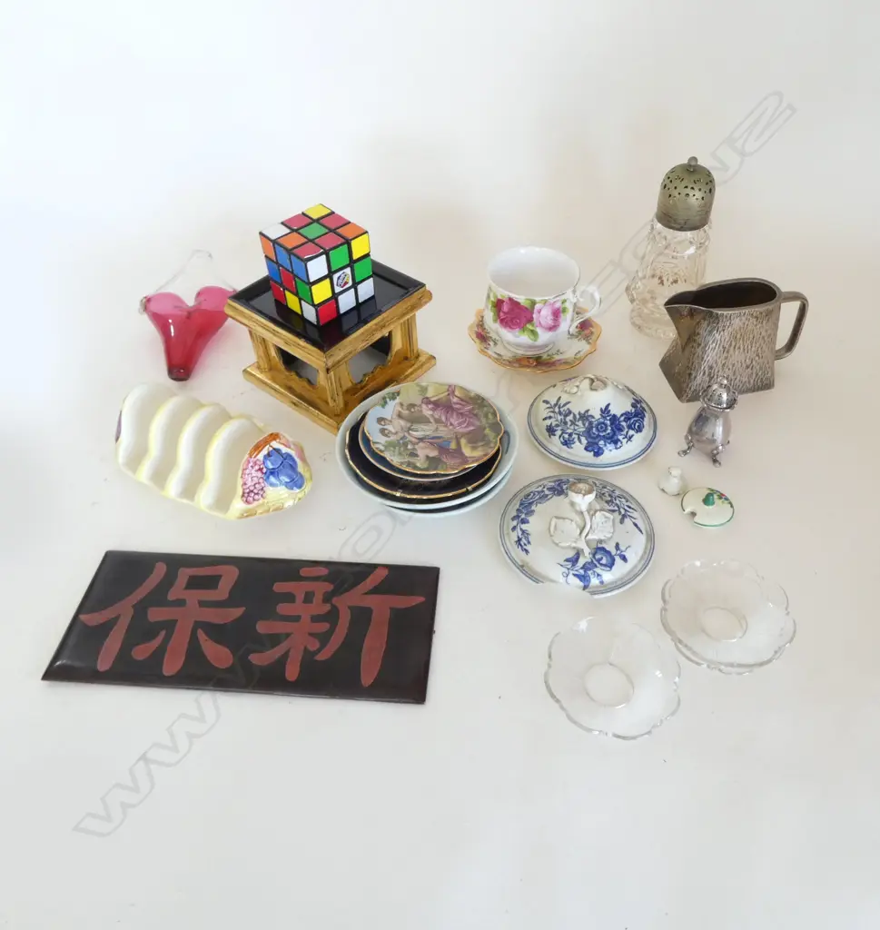 BOX ANTIQUE & OTHER COLLECTABLES Image 1++