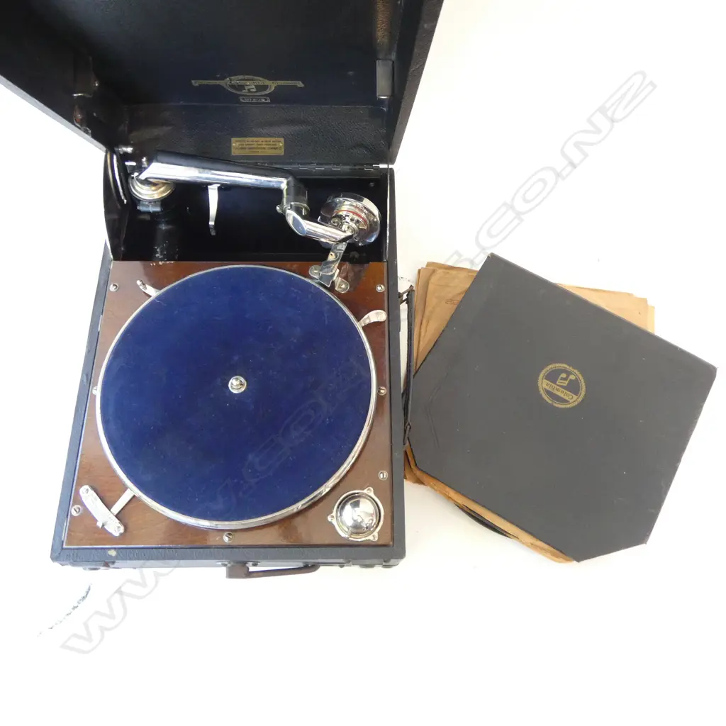 HANDCRANKED GRAMOPHONE, BLACK, COLUMBIA MODEL 202, w RECORDS, 400 x 300mm Image 1++