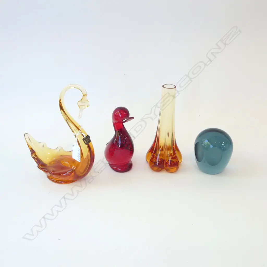 4 PCES ART GLASS; ORANGE VASE, 2 BIRDS (1 WHITEFRIARS) H.200mm, OWL PAPERWEIGHT Image 1++