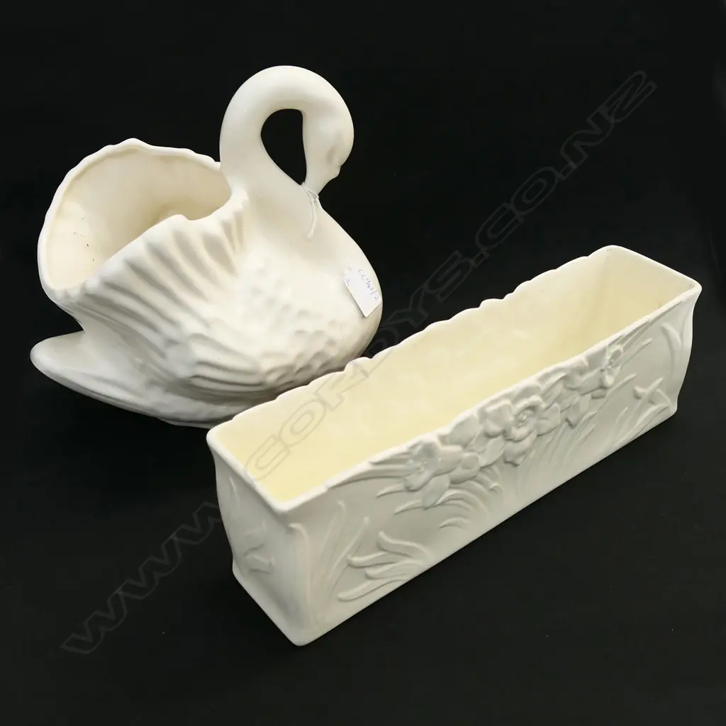LG WHITE CROWN LYNN SWAN H.230mm FAULTS + SPODE VASE W.310mm Image 1++