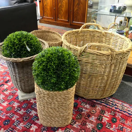 WOVEN BASKETS H.580mm + 3 FAUX TOPIARY BALLS