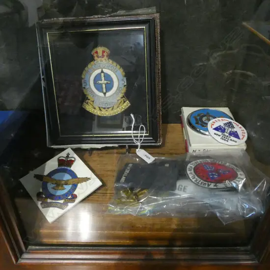 CASED SPODE ROYAL NEW ZEALAND 50th ANNIVERSARY COM. PLATE, CASED NZAF SHIELDS, FRAMED RNZAF BADGE, etc
