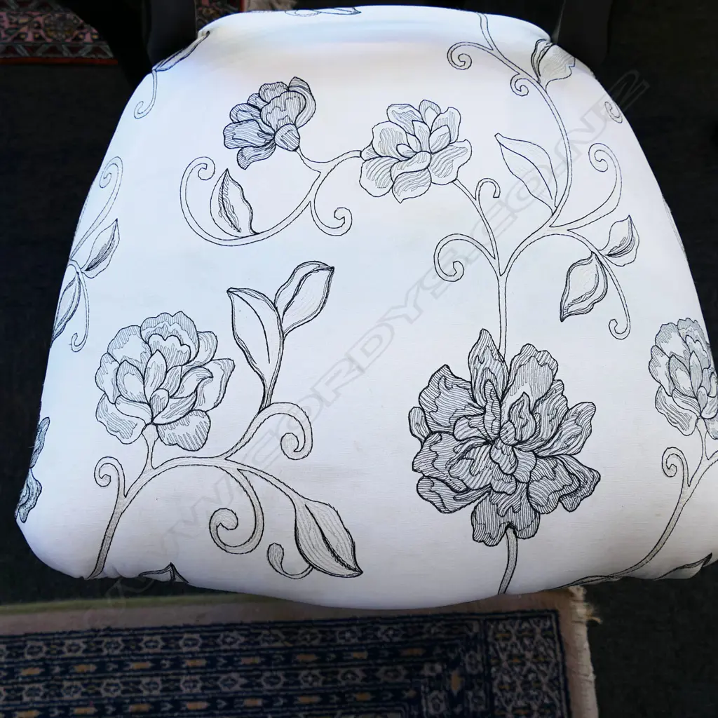 6 VICTORIAN STYLE BALLOON BACK CHAIRS (2 ARE CARVERS) Image 1++