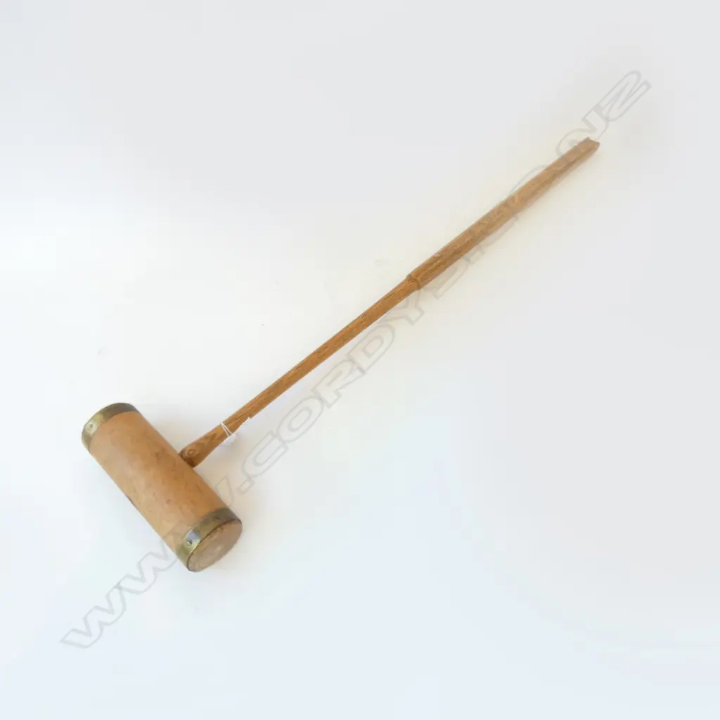 OLD CROQUET MALLET, KAURI? HEAD & OAK SHAFT   L.1020mm Image 1++