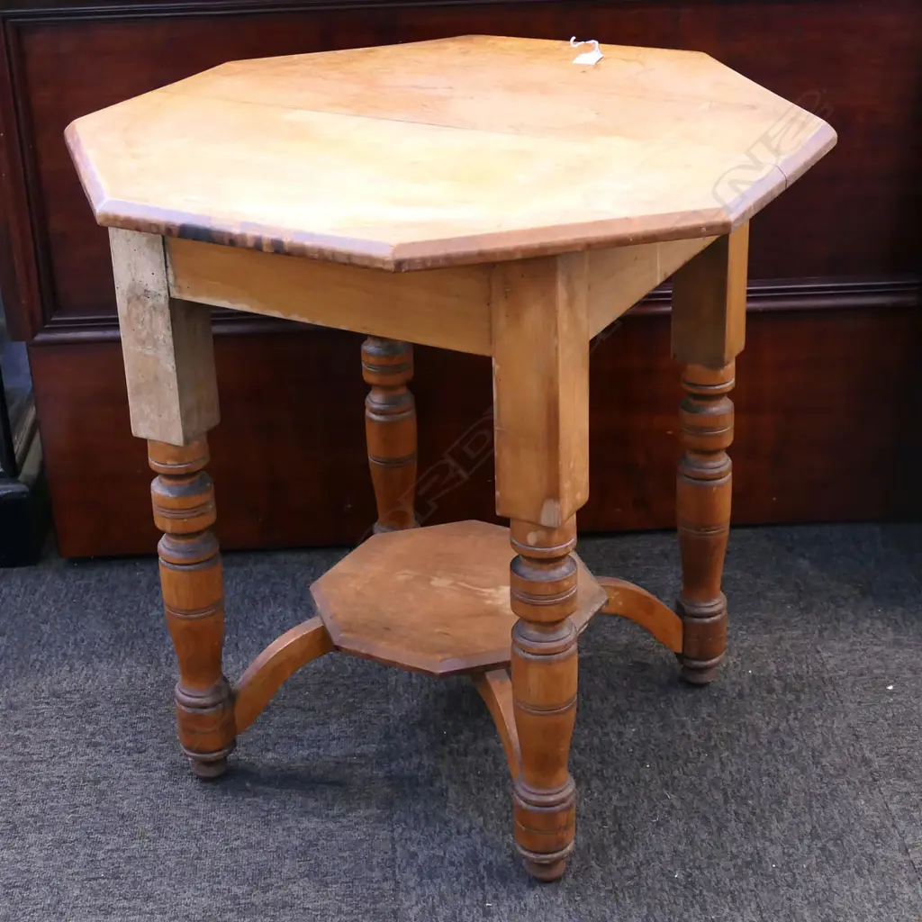 COLONIAL OCCASIONAL TABLE 685mm dia Image 1++
