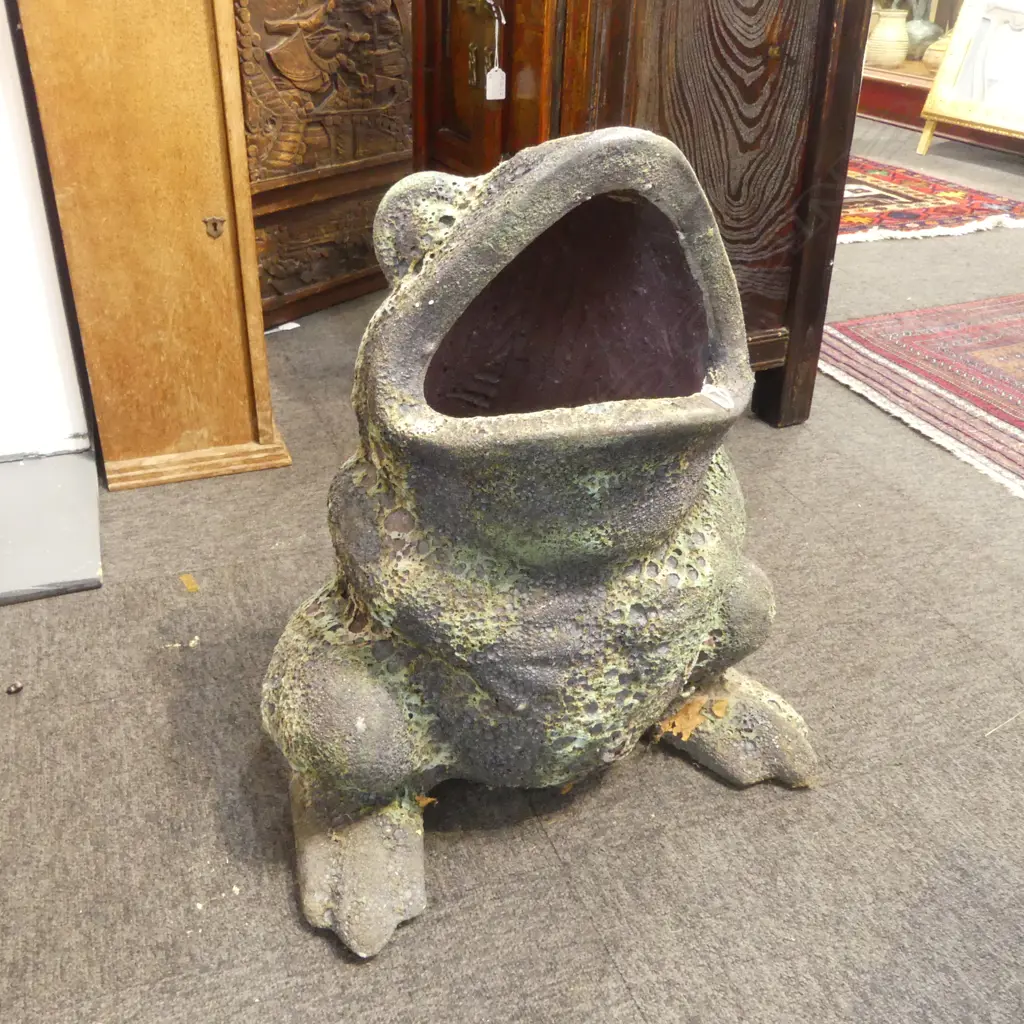SITTING FROG OCEANIC GREEN GARDEN SCULPTURE Image 1++