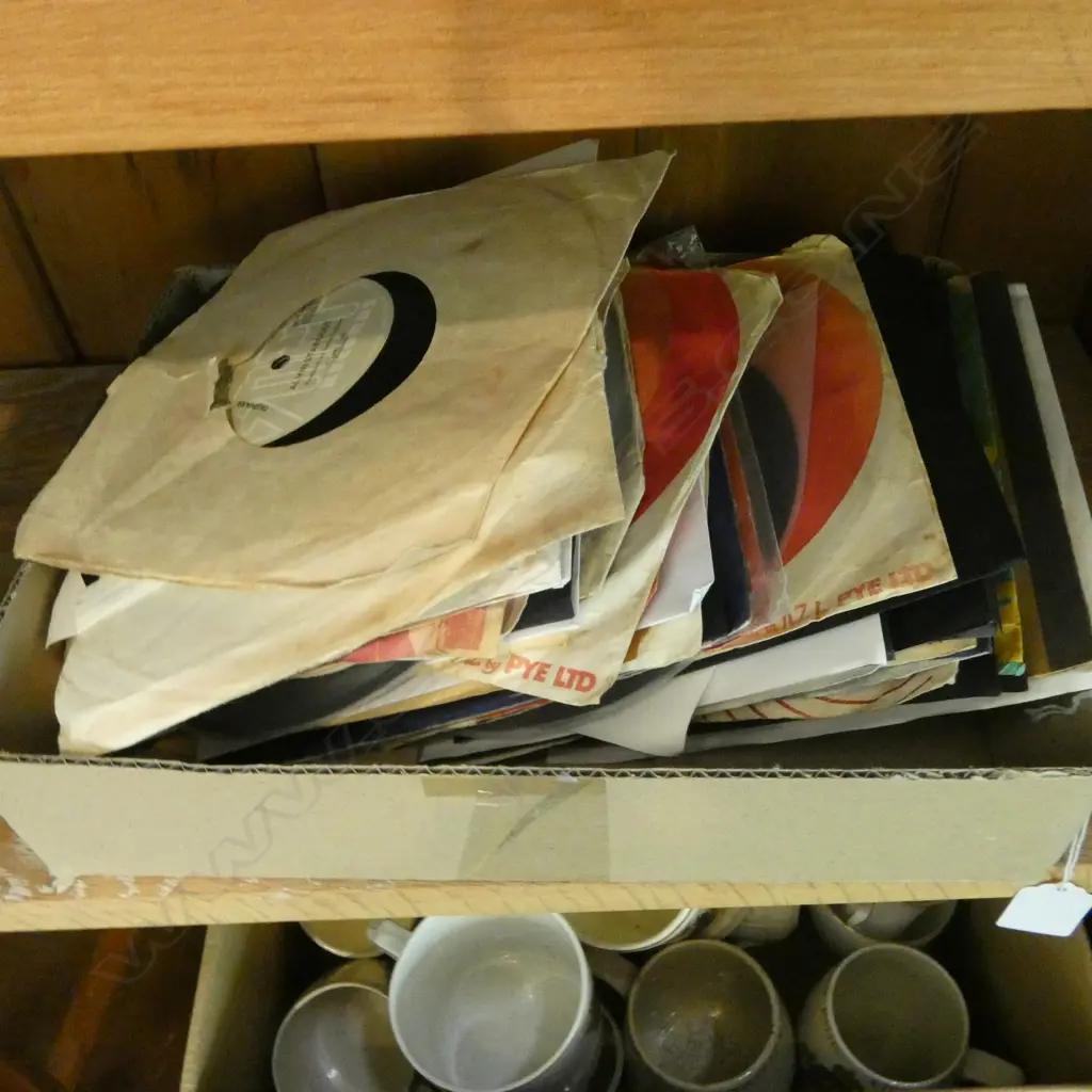 ASST LP 45s; THE BEATLES, MAORI TROUBADOURS, FRANKIE DAVIDSON etc Image 1++