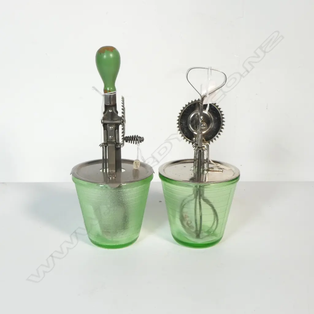 (2500/1499) 2 VINTAGE HAND HELD A&J ROTARY BEATERS ON GREEN GLASS JUG H.270mm Image 1++