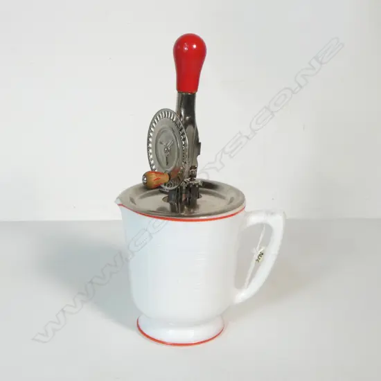 (2926/2916) VINTAGE HAND HELD MERRY WHIRL ON MILK GLASS MEASURE JUG H.310mm