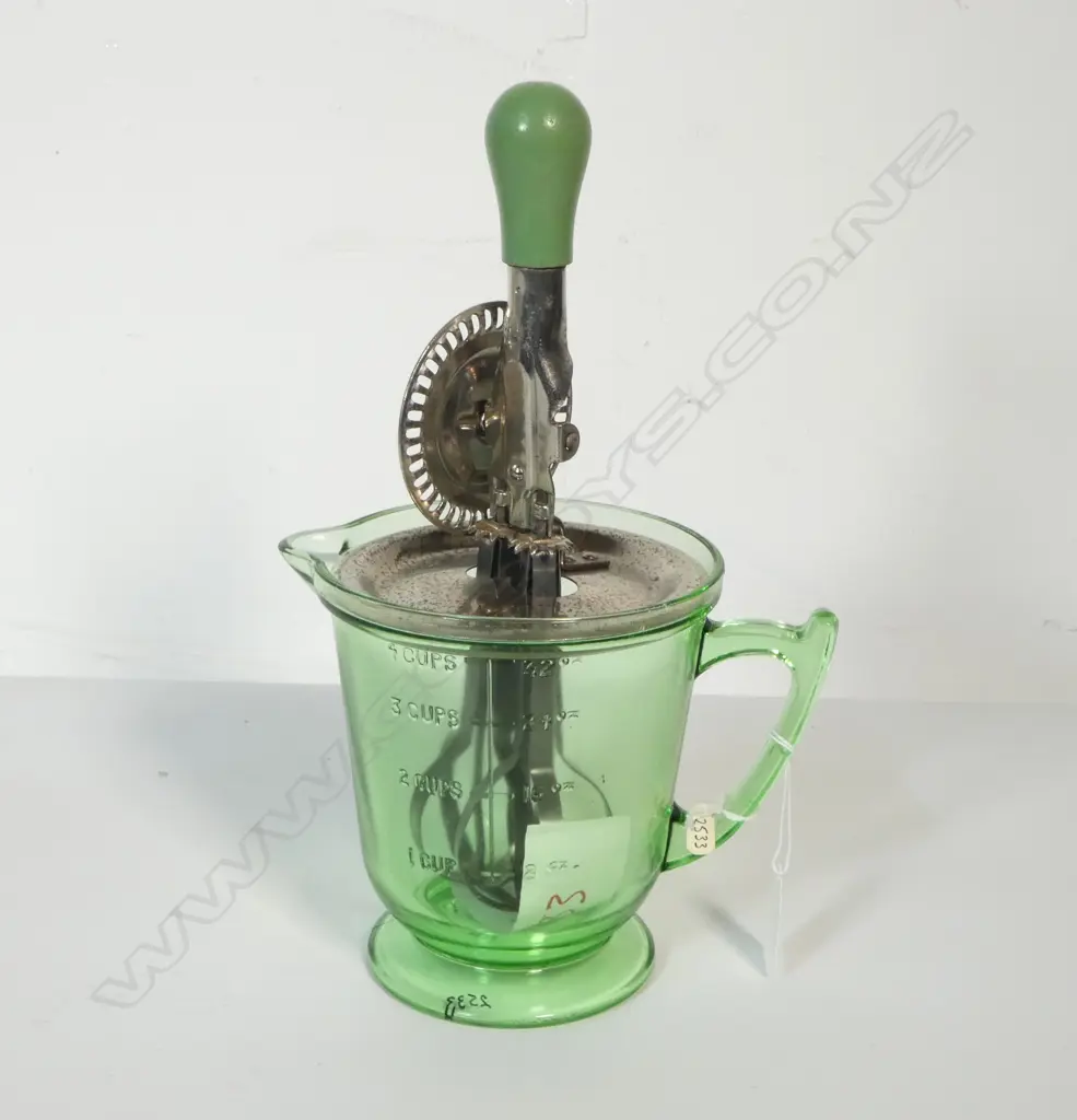 (2533) VINTAGE HAND HELD MERRY WHIRL ON GREEN GLASS MEASURE JUG H.310mm Image 1++
