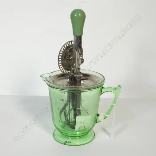 (2533) VINTAGE HAND HELD MERRY WHIRL ON GREEN GLASS MEASURE JUG H.310mm
