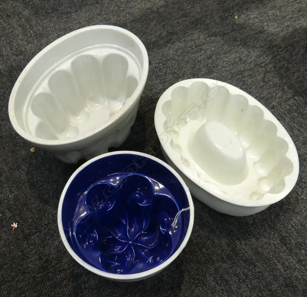 3 CERAMIC JELLY MOULDS, 1 BLUE LINED w. HAIRLINE 135mm dia Image 1++