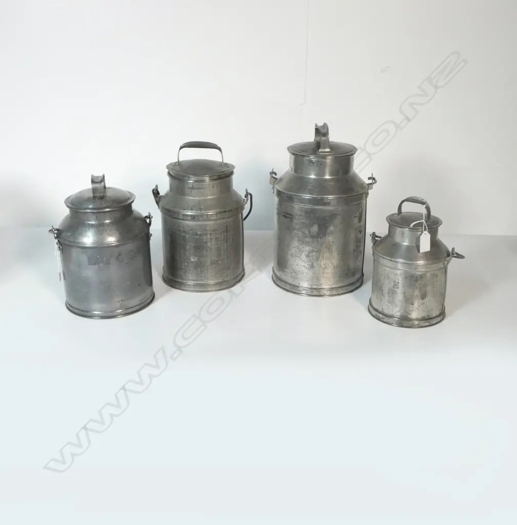 (1135/3427/3664/3616) VINTAGE SET OF FOUR GRADUATED MILK CANS; 6, 4, 4, 2 QT, LARGEST H.340mm Image 1++