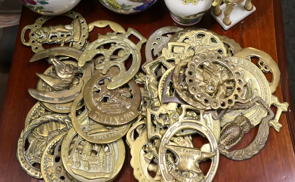 ASST. HORSE BRASSES & ORIENTAL CERAMICS (GINGER JARS ETC) *see 2nd photo Image 1++