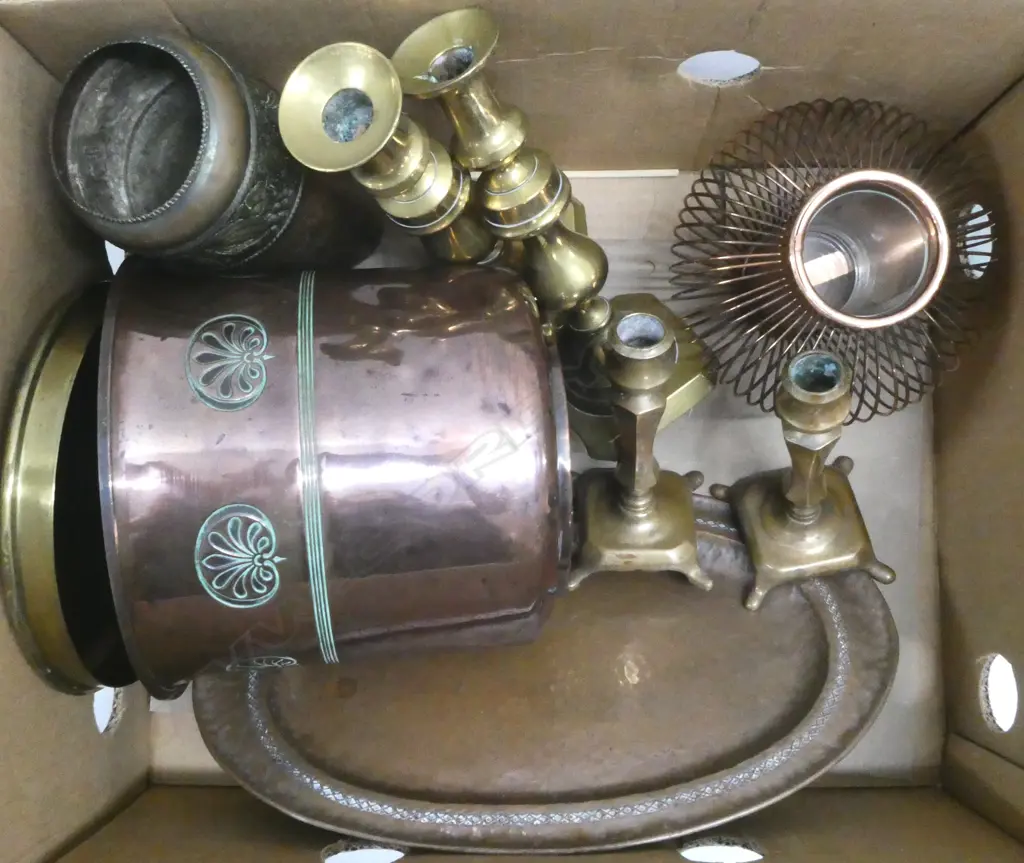 6 BRASS / COPPER PCES; 2 PRS CANDLESTICKS H.245mm, LIDDED BIN, 2 VASES, OVAL TRAY Image 1++