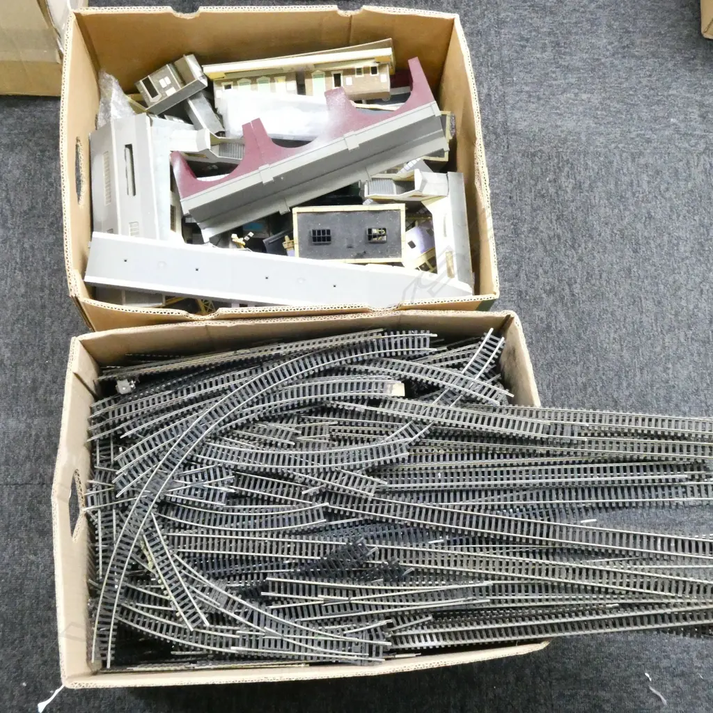 2 BOXES MODEL RAILWAY; TRACK + BUILDINGS ETC Image 1++