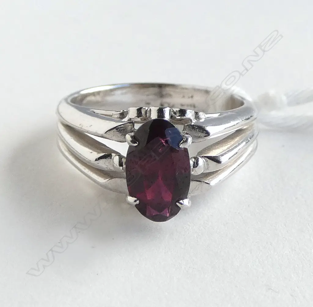 SILVER AND RED STONE RING 3.71gm SIZE L Image 1++