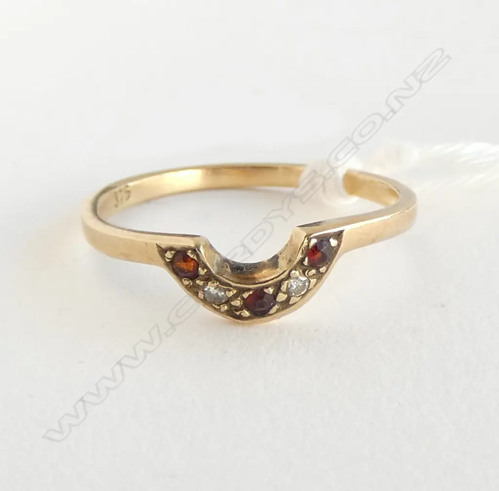 9ct GOLD GARNET & DIAMOND COMPANION RING 1.26gms SIZE L Image 1++