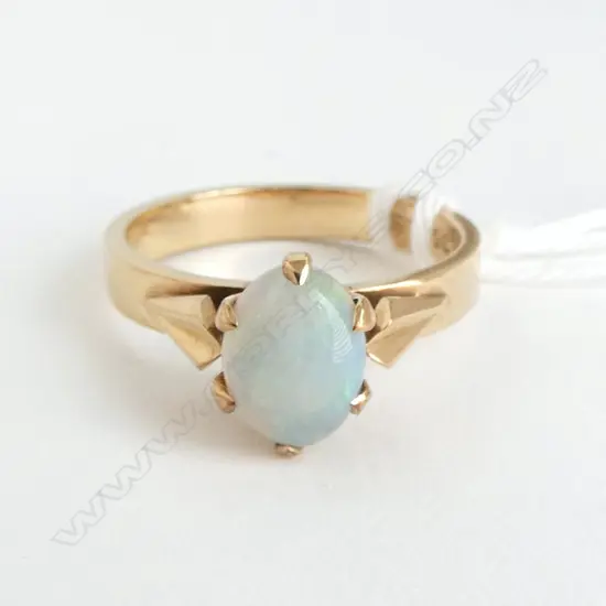 9ct SOLID MILK OPAL RING 2.9gm SIZE M