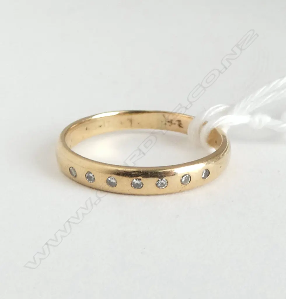 9ct  7 DIAMOND SET BAND 1.4gm SIZE L Image 1++
