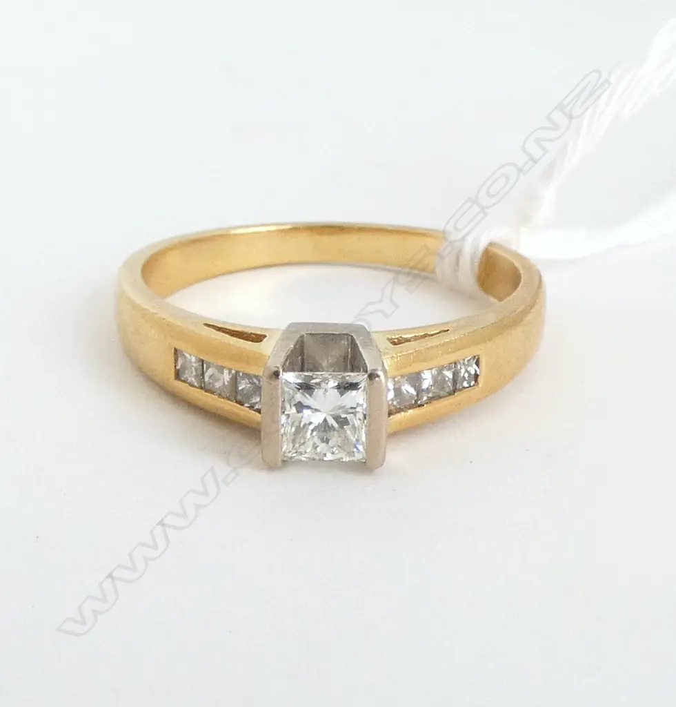 18ct PRINCESS CUT DIAMOND ENGAGEMENT RING (D=0.80ct TOTAL) 5.4gm SIZE S Image 1++