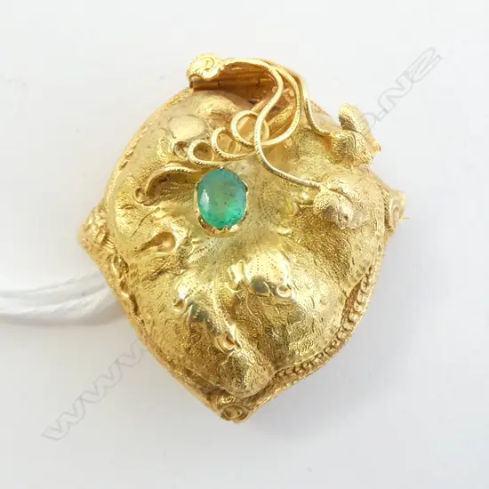 ANTIQUE 14ct GOLD & EMERALD MOURNING BROOCH, 11.2gm (glass window inside)SOME CLAWS MISSING