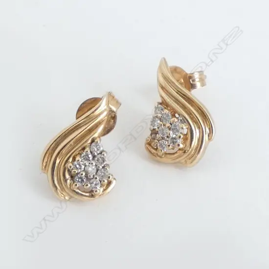 **RTV** PR 10ct DIAMOND EAR STUDS D=0.14ct 1.3gm (one diamond missing)