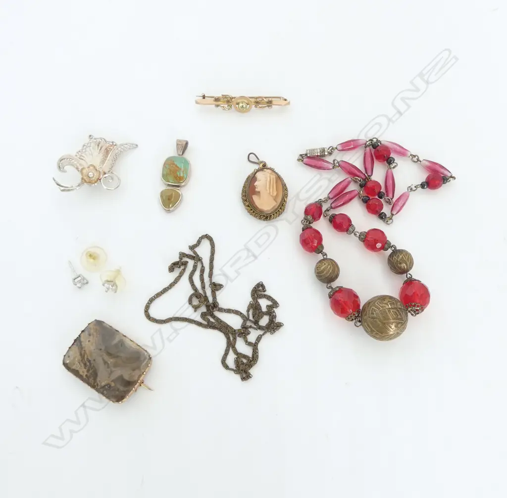 8 PCES ASST. JEWELLERY INCL. 9CT BAR BROOCH 1.6grms, STG ETC Image 1++