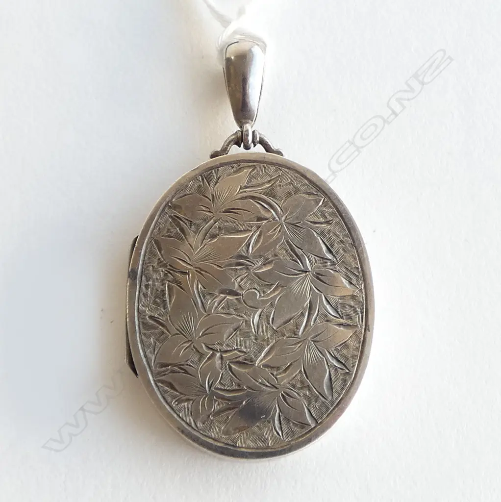 VICTORIAN SILVER ENGRAVED LOCKET Birmingham 1882 Image 1++