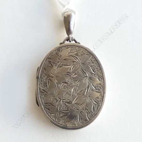 VICTORIAN SILVER ENGRAVED LOCKET Birmingham 1882