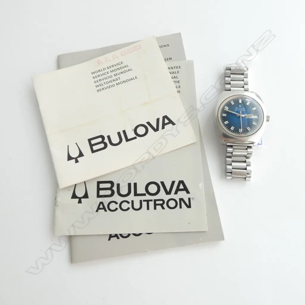 BULOVA ACCUTRON GENT'S VINTAGE WRIST WATCH + 3 BOOKLETS Image 1++