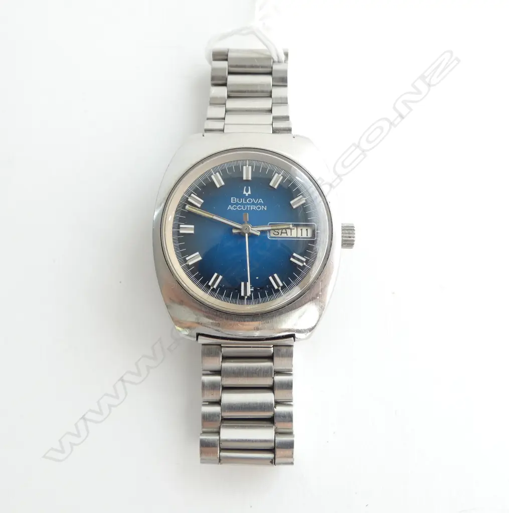 BULOVA ACCUTRON GENT'S VINTAGE WRIST WATCH + 3 BOOKLETS Image 1++