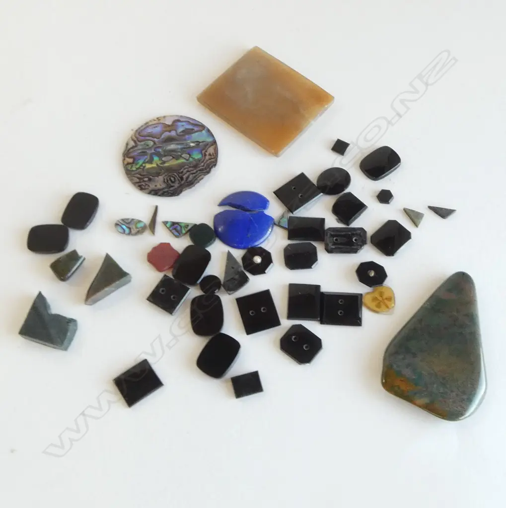 BAG OF POLISHED & CUT GEMS: ONYX. POUNAMU. PAUA ETC Image 1++