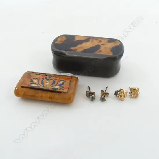 2 antique snuff boxes: HORN with tortoiseshell lid & small wood example painted lid 