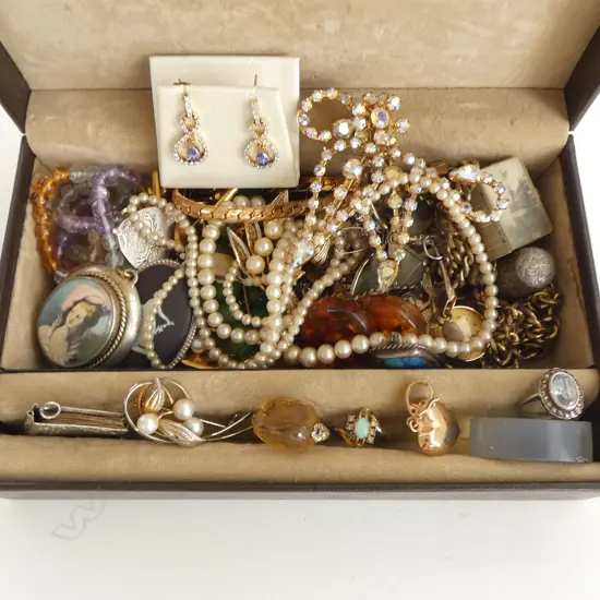 BOX COSTUME JEWELLERY & ANTIQUE SPINNER FOB