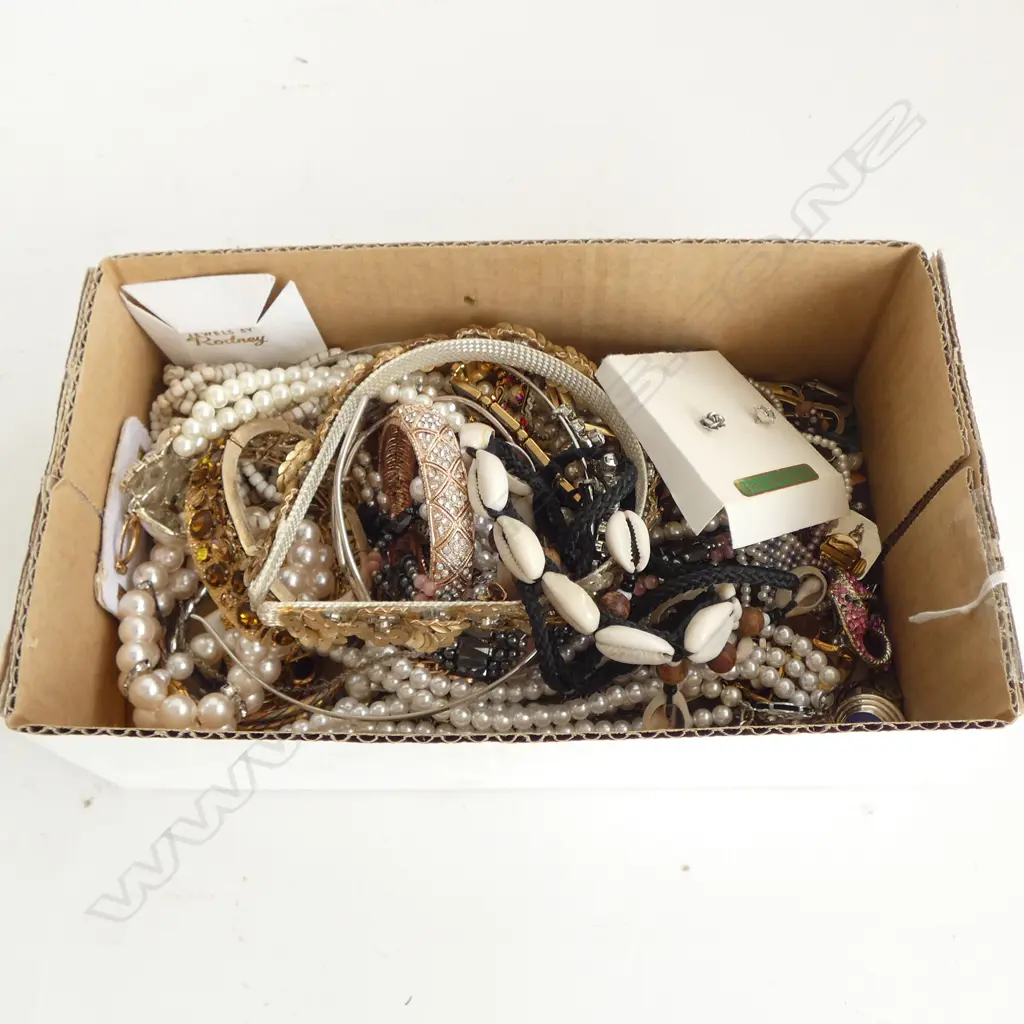 GOOD BOX OF COSTUME JEWELLERY Image 1++