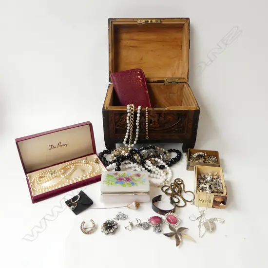 ASST. COSTUME JEWELLERY INCL. DU BARRY FAUX PEARL NECKLACE IN MINI CAMPHOR CHEST H.200mm