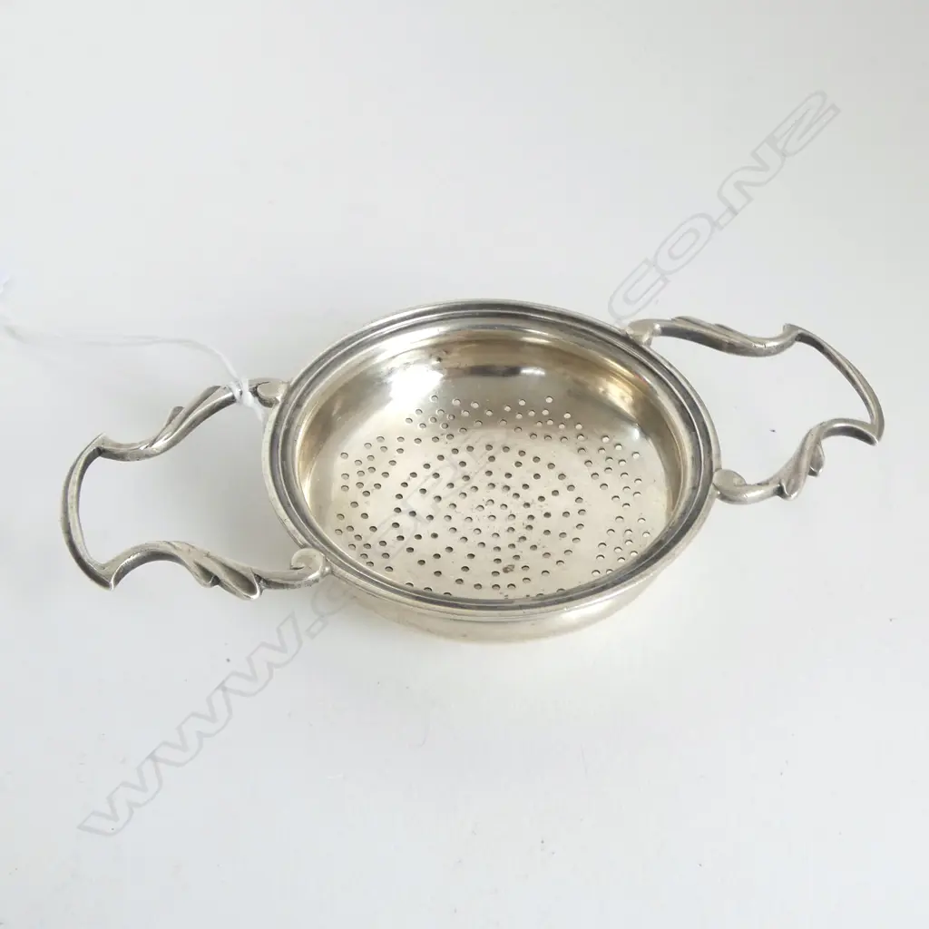 GEORGIAN REVIVAL CITRUS STRAINER. Sheffield 1933 44gms Image 1++