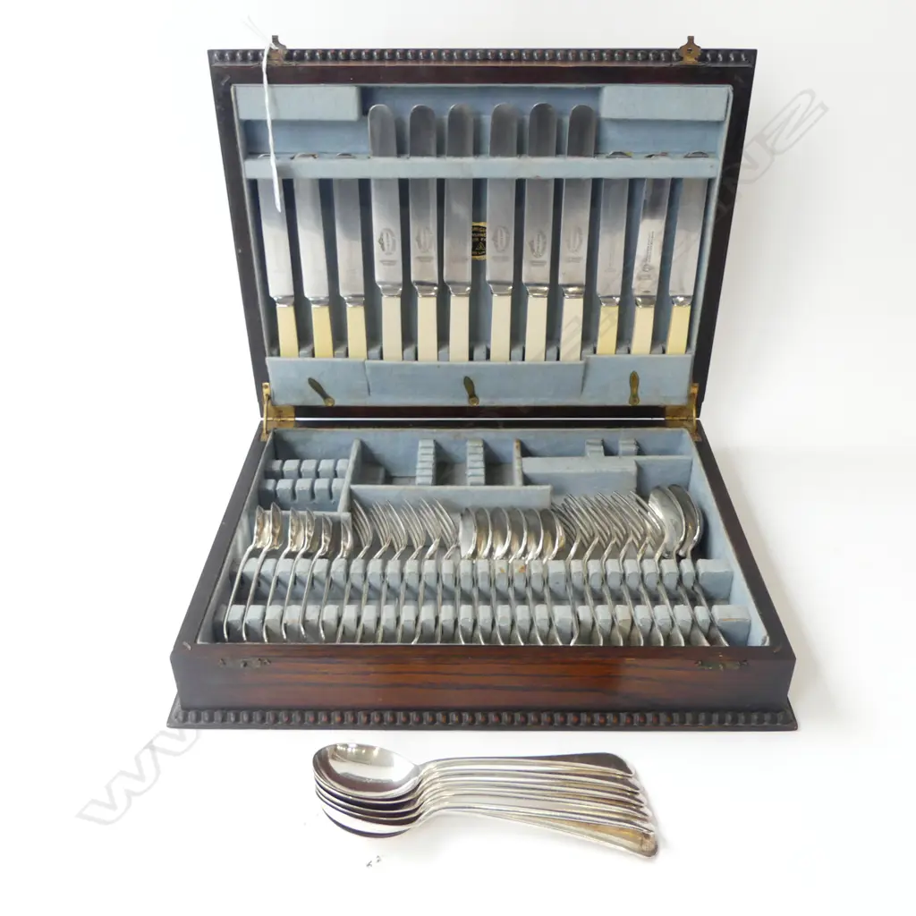 CUTLERY CANTEEN w. IVORINE 'BONE' HANDLED KNIVES Image 1++