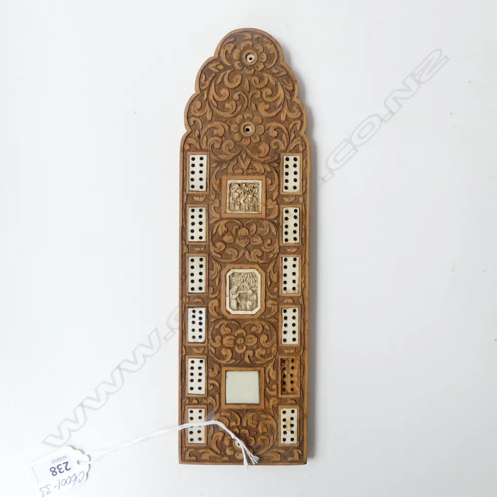 CHINESE CARVED WOOD CRIBBAGE BOARD with carved bone inserts 1 missing L.245mm Image 1++