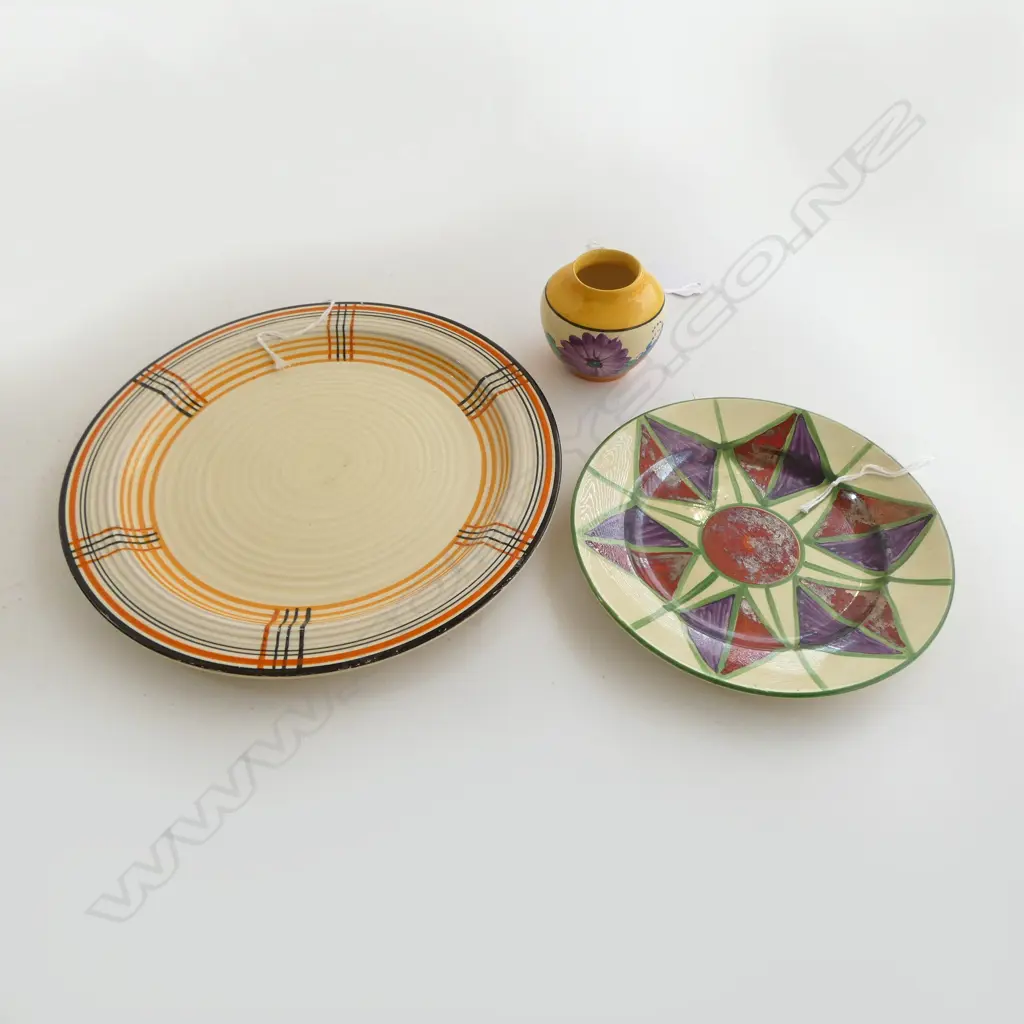 CLARICE CLIFF 2 GEOMETRIC PAINTED PLATES & SMALL GAY DAY PATTERN VASE H.60mm Image 1++