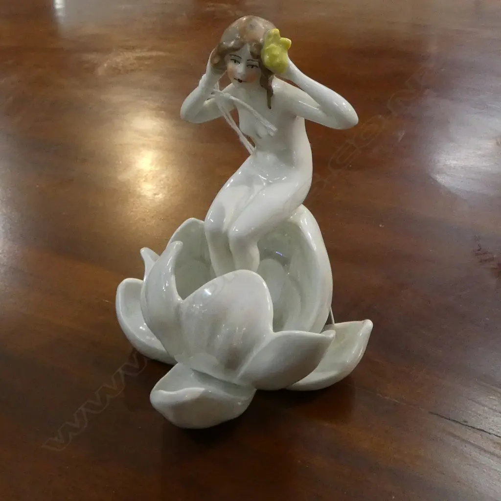 PORCELAIN FIGURE MAIDEN IN LILYPOND WITH LUSTRE FINISH SITZENDORF BACKSTAMP H.130mm Image 1++