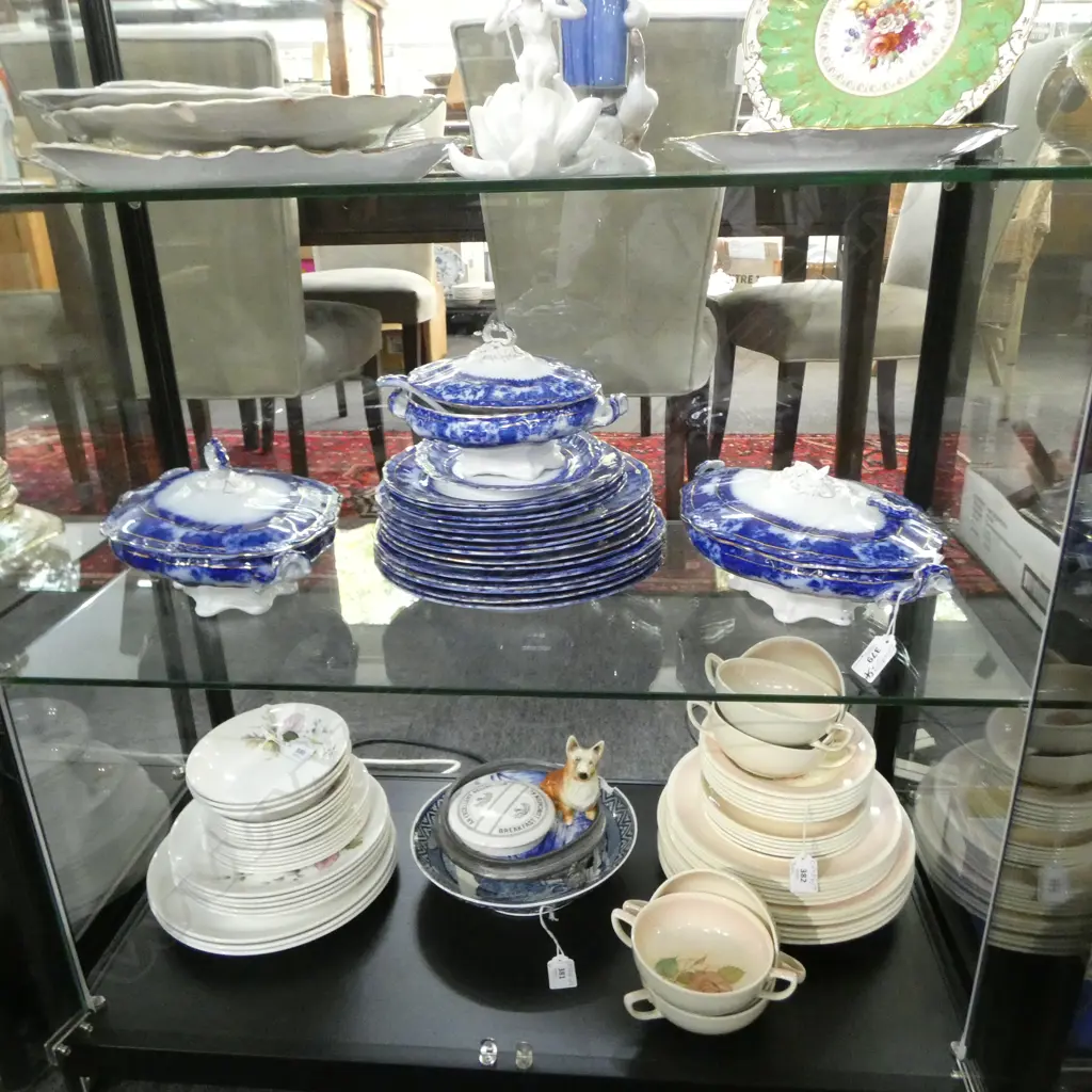LARGE QUANTITY BLUE/WH WEDGWOOD DINNER SET  Image 1++